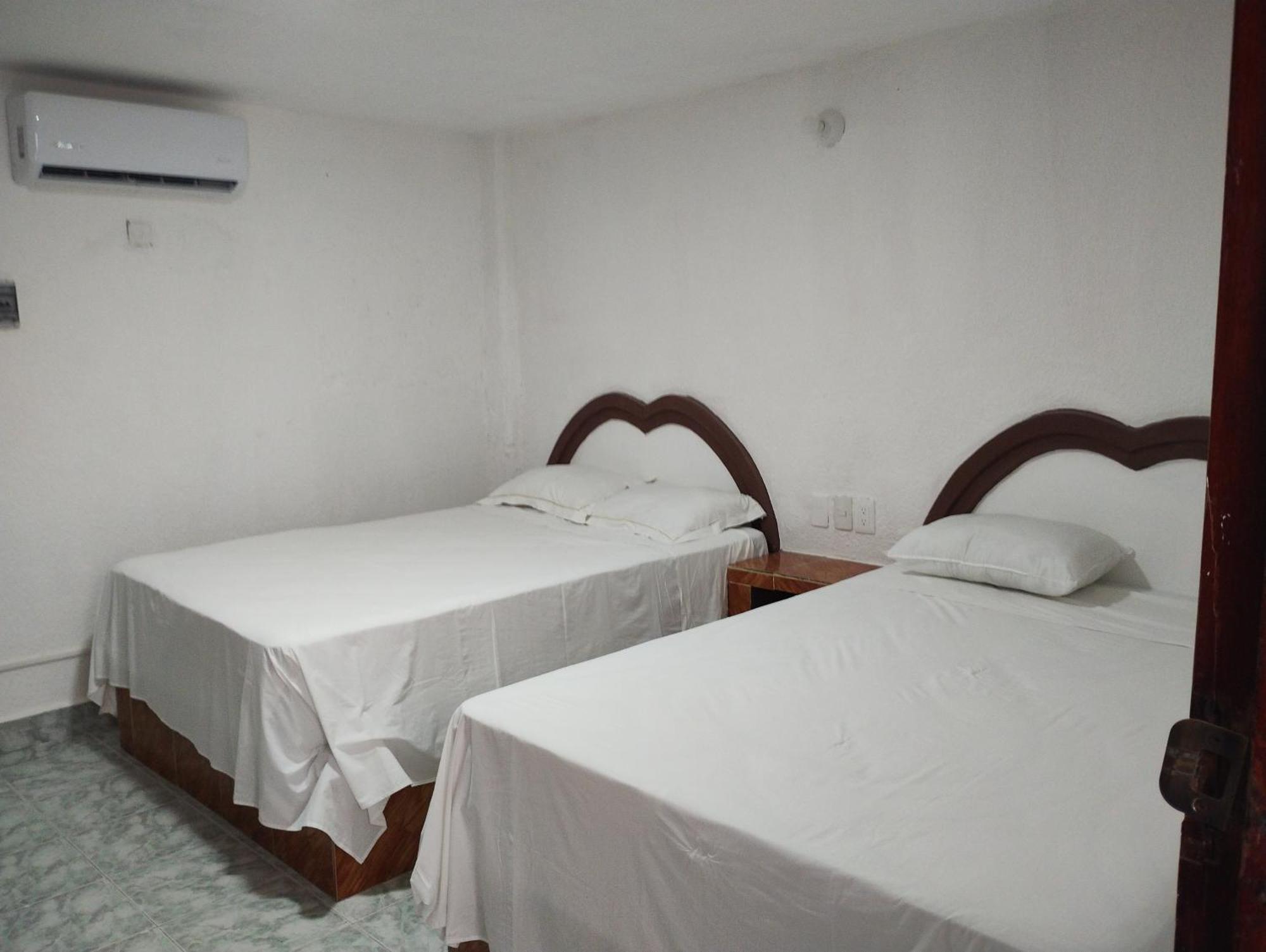 Casa De Huespedes Los Santos Cancún Esterno foto